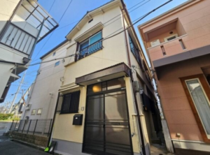 駅まで1分。海のそばのリノベ戸建て in 霞ヶ丘
