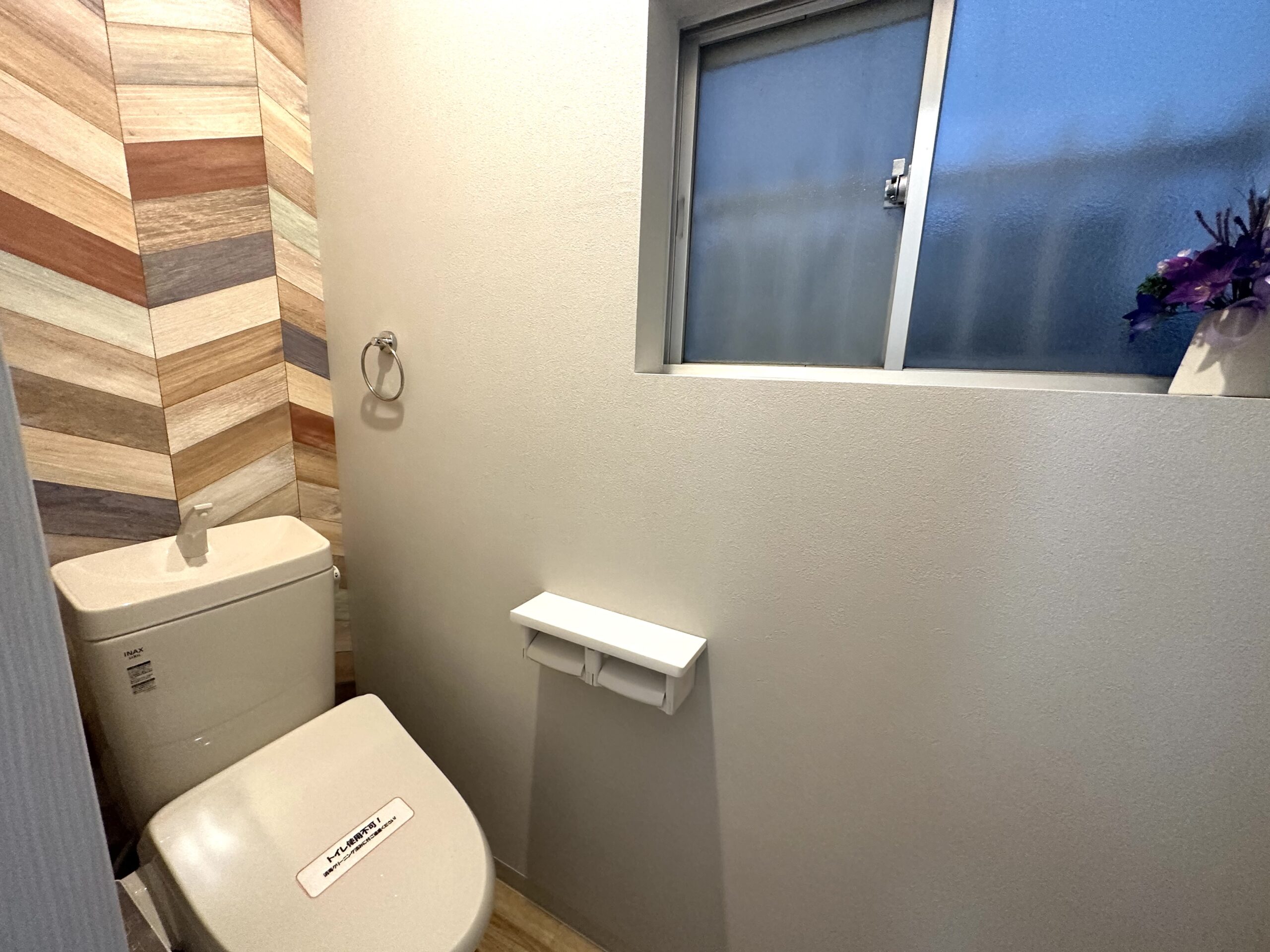 トイレも壁紙がおしゃれ☆便座の前にはペットのおトイレも置けますよ(^^)